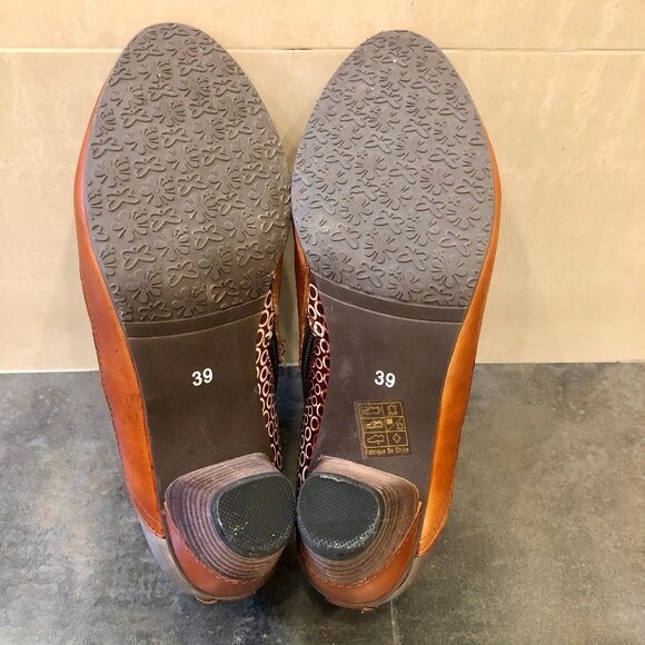 Leather ankle boots with flower detail. - Picture 7 of 7